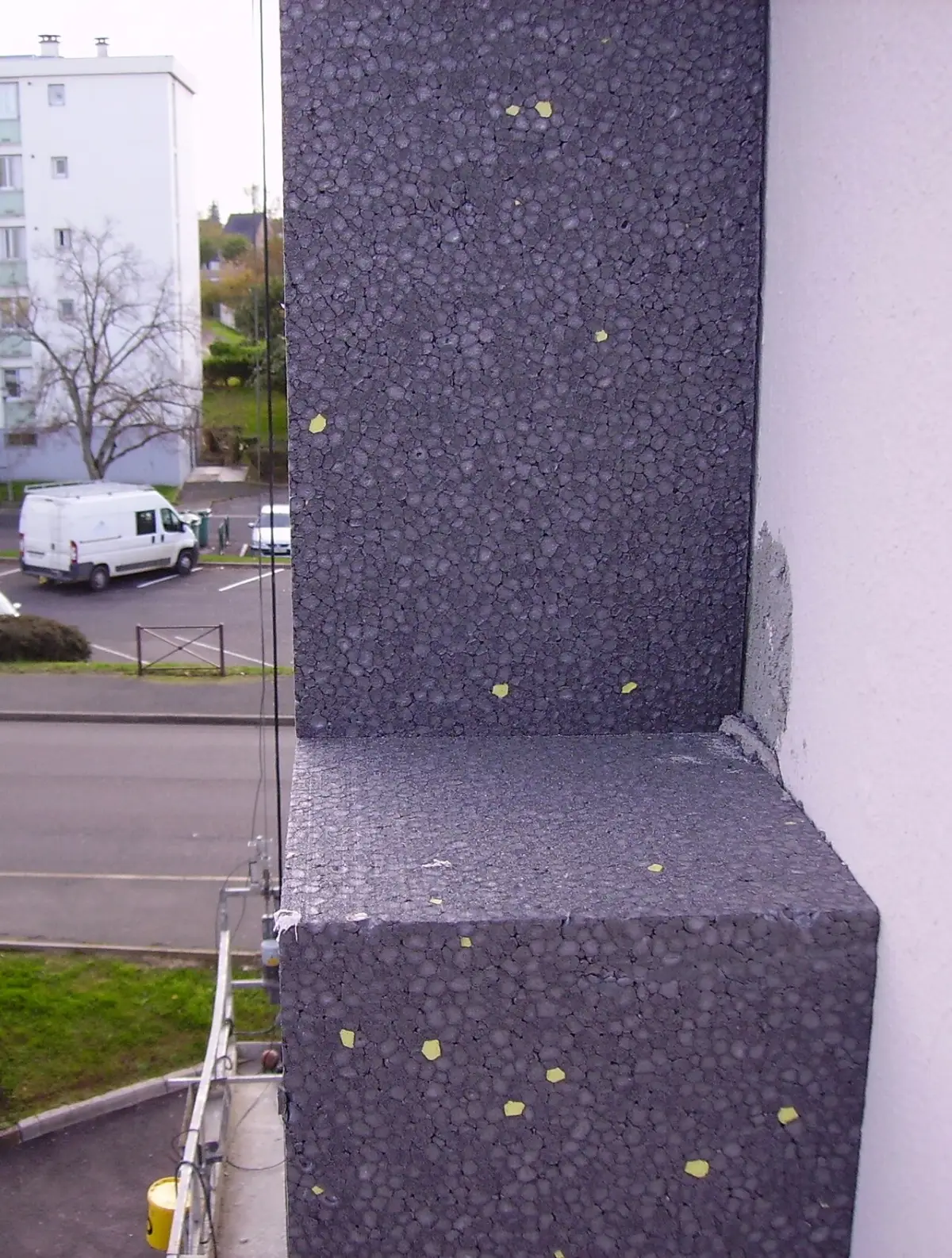 Panneaux isolants posés par un artisan sur une façade