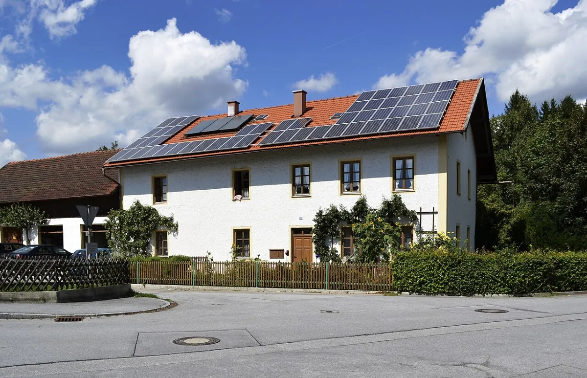 Panneaux photovoltaïques en autoconsommation sur le toit d’une maison