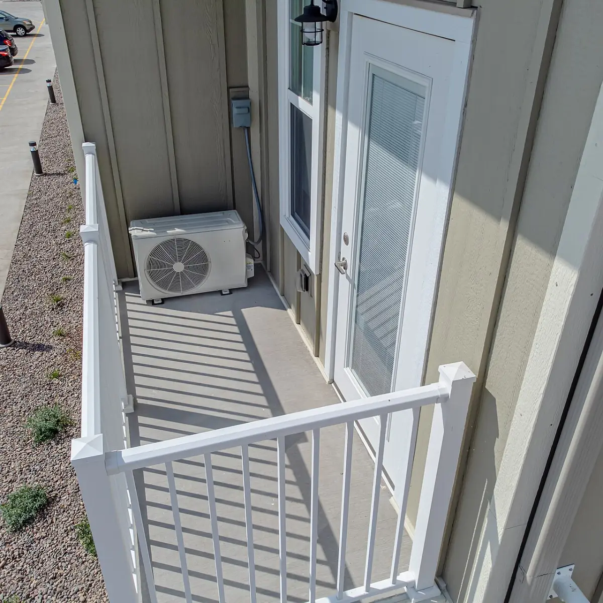 Unité extérieure de pompe à chaleur installée sur un balcon