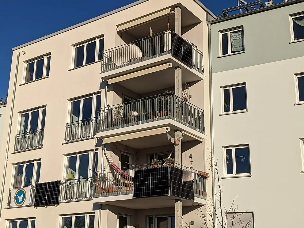 Panneaux solaires fixés sur un balcon