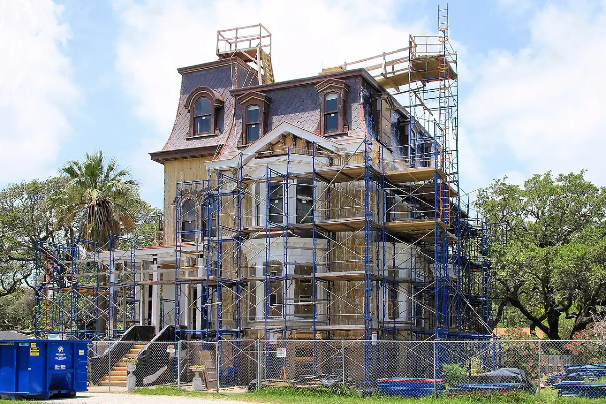 Maison en cours de rénovation sous échafaudage