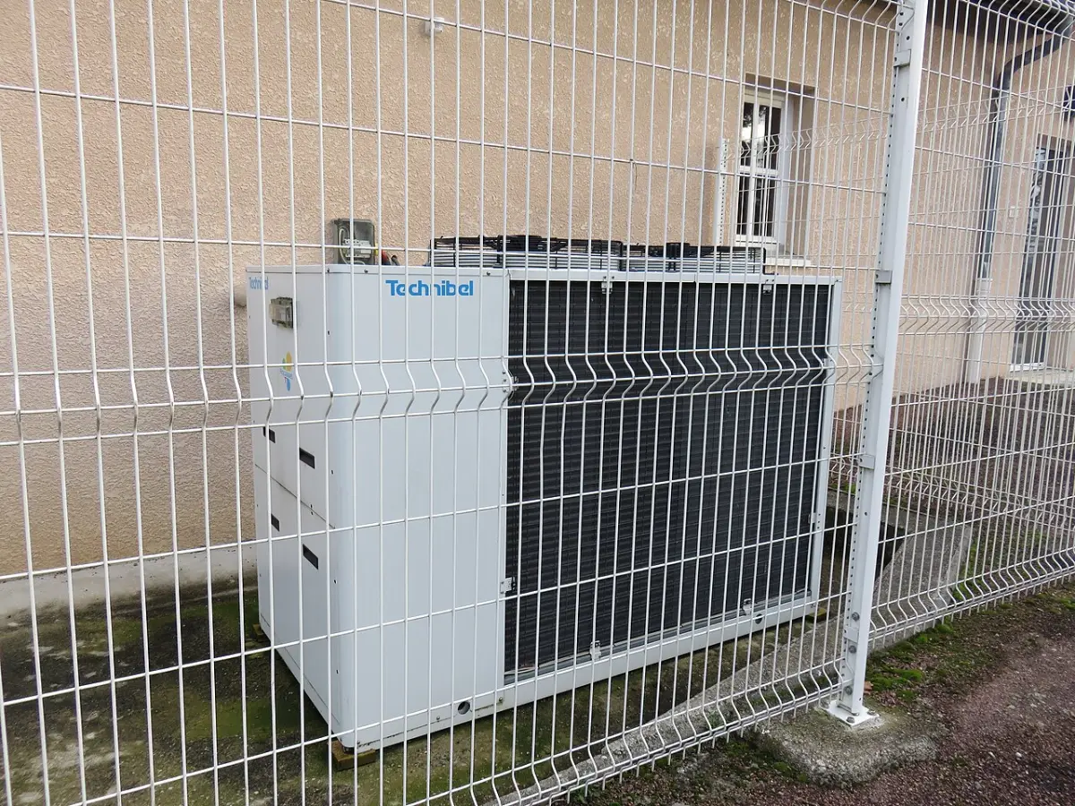 Pompe à chaleur installée contre une maison