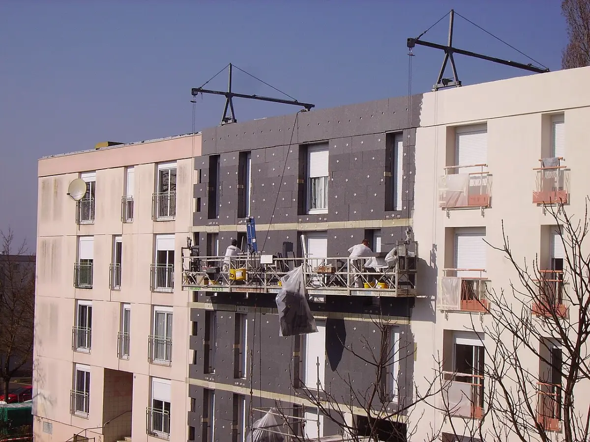 Pose de panneaux isolants sur la façade d’un bâtiment