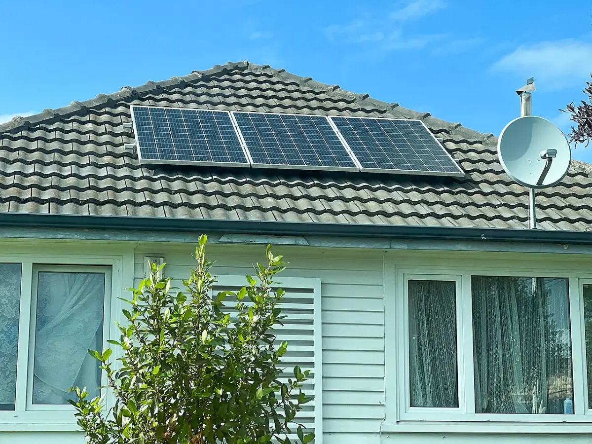 Panneaux photovoltaïques sur la toiture d’une maison individuelle