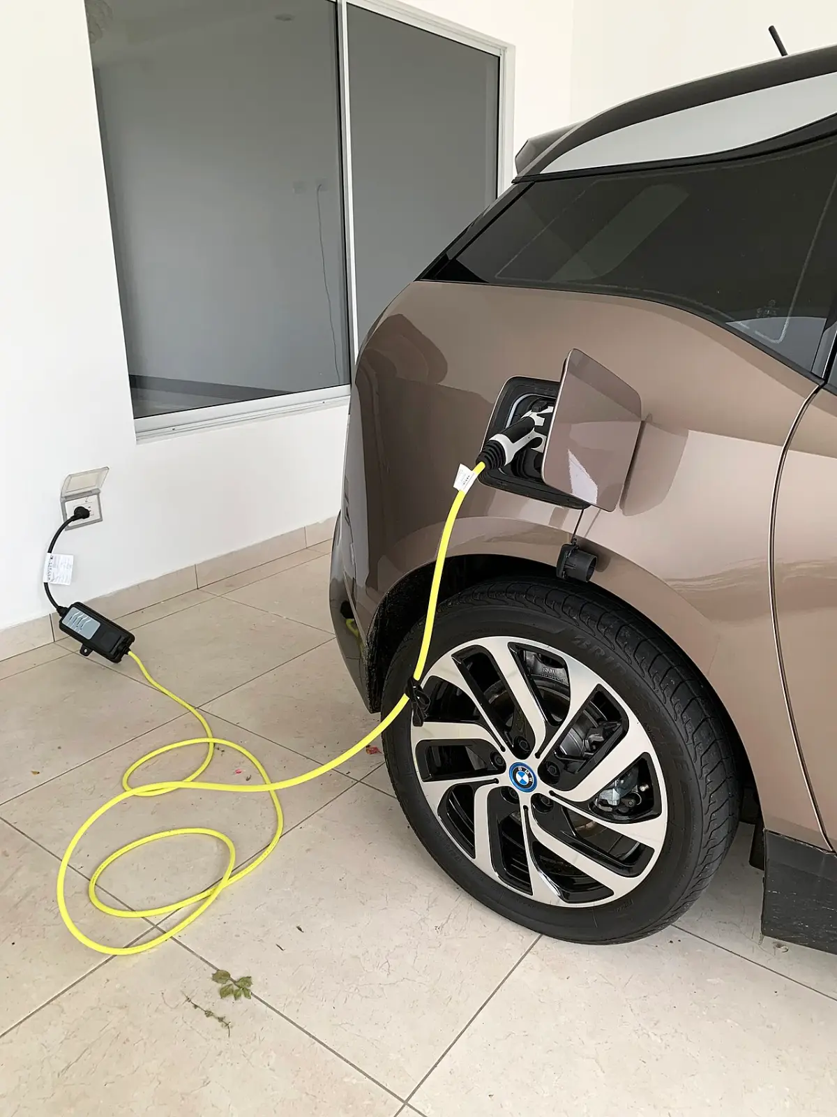Voiture électrique en recharge à domicile