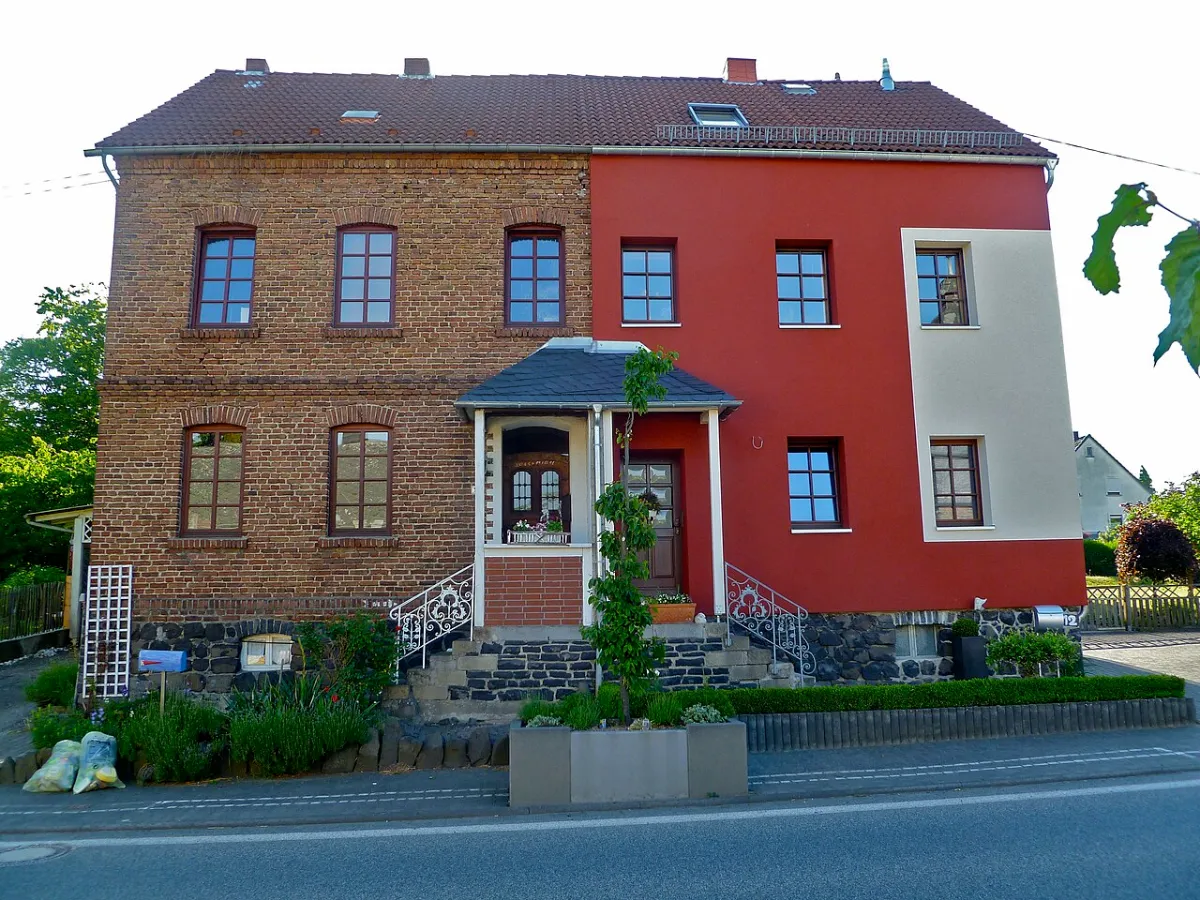 Isolation thermique par l’extérieur en cours sur une maison ancienne