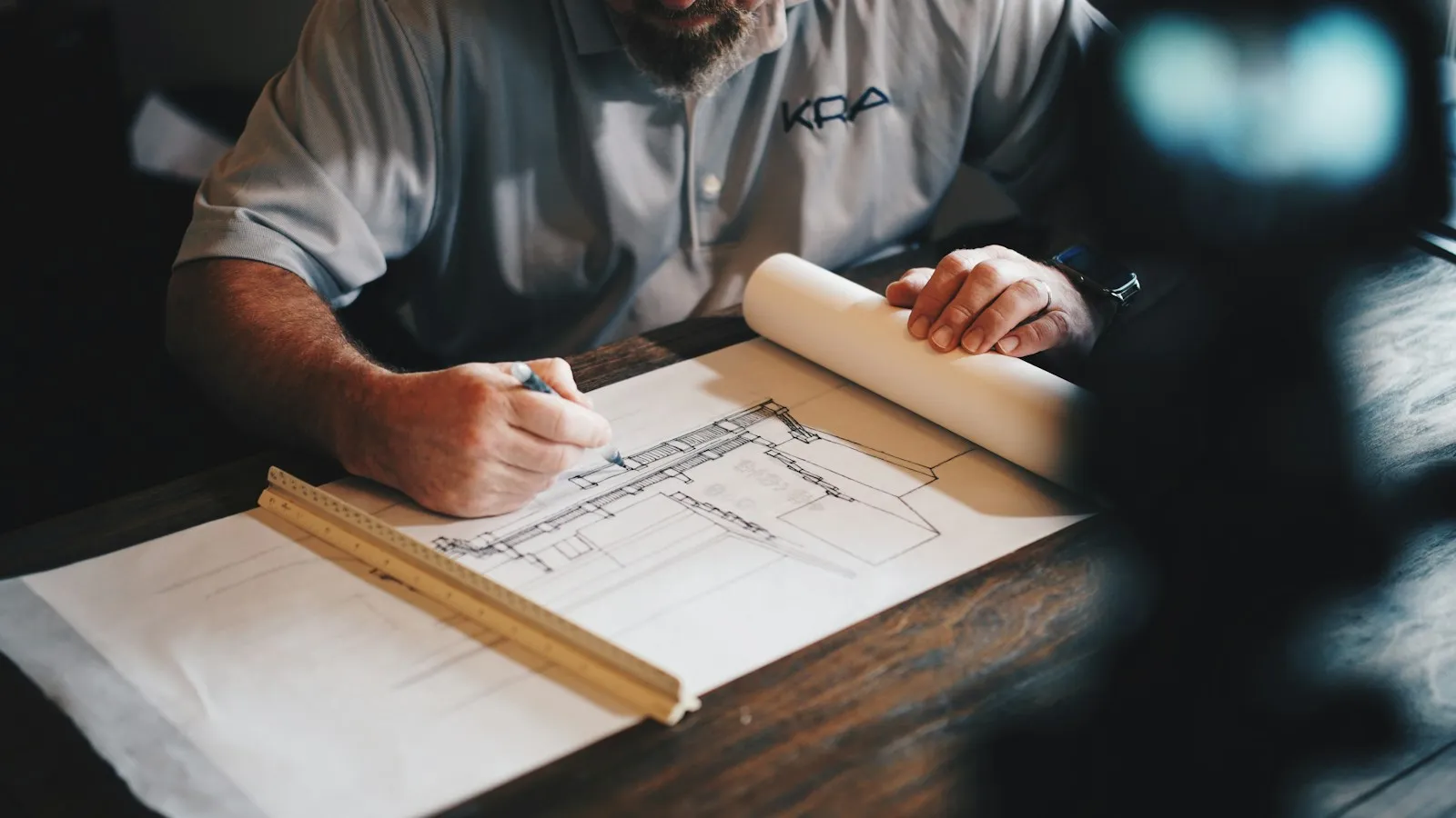 Architecte traçant un plan