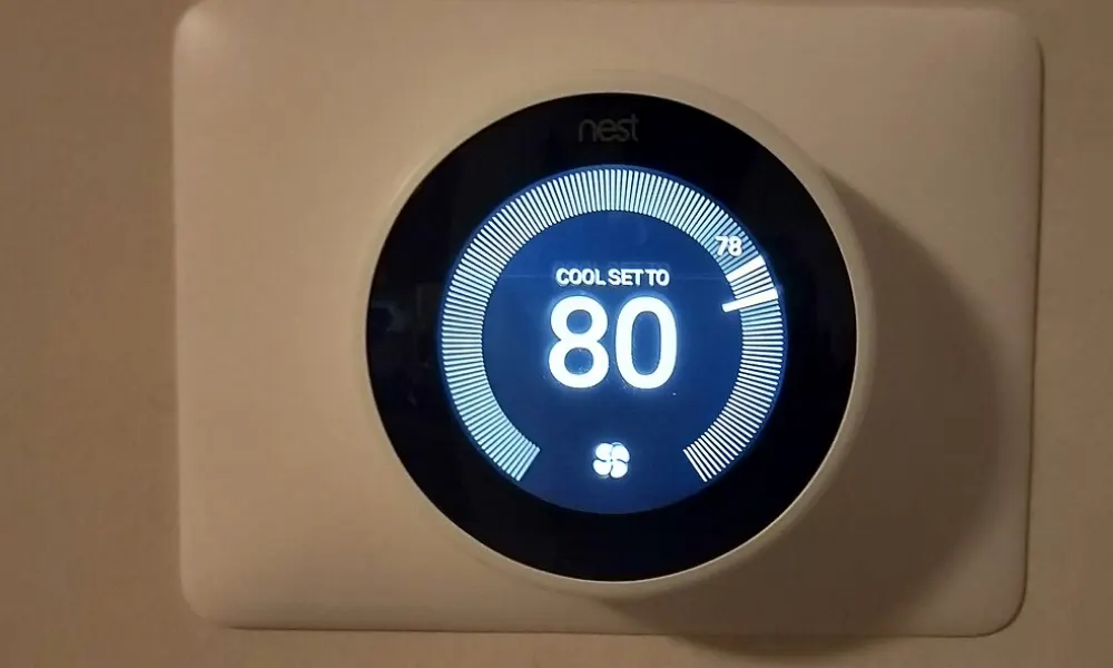 Thermostat d’ambiance mural dans un salon