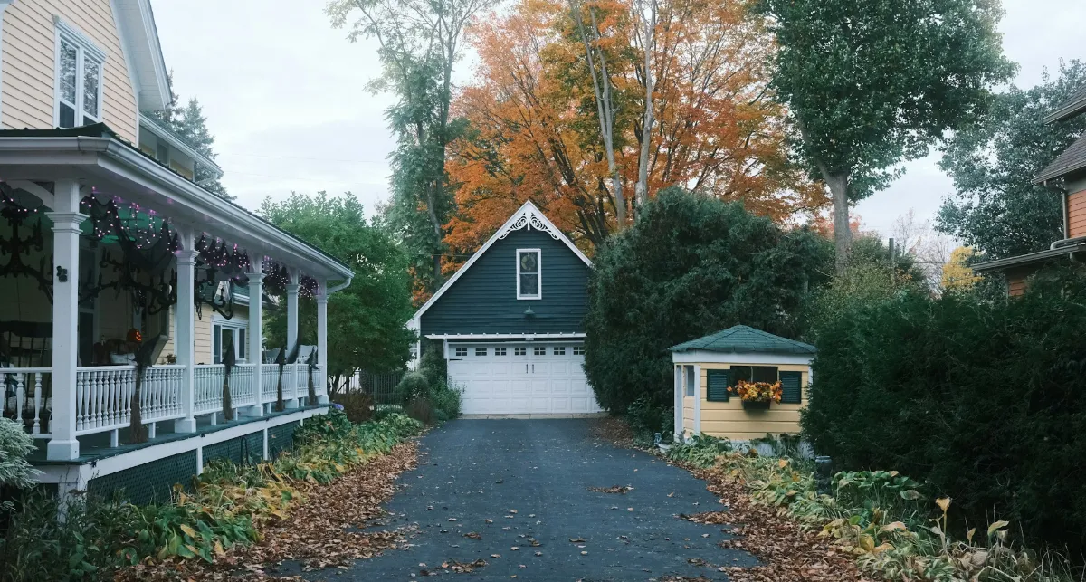 Maison avec garage indépendant au bout d’une allée bordée d’arbres aux couleurs d’automne